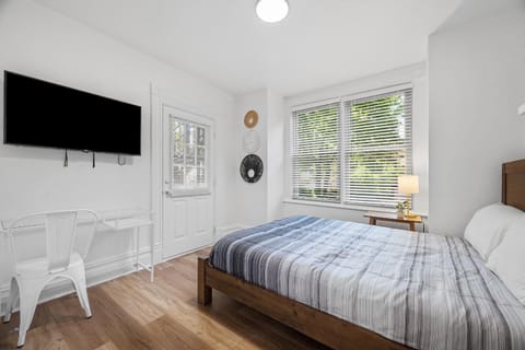Pittsburgh Shadyside 2E Bright Modern Private Bedroom with Shared Bathroom Vacation rental in Shadyside