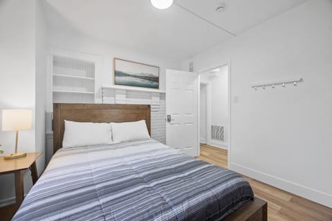 Pittsburgh Shadyside 2E Bright Modern Private Bedroom with Shared Bathroom Vacation rental in Shadyside