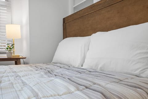 Pittsburgh Shadyside 2E Bright Modern Private Bedroom with Shared Bathroom Vacation rental in Shadyside