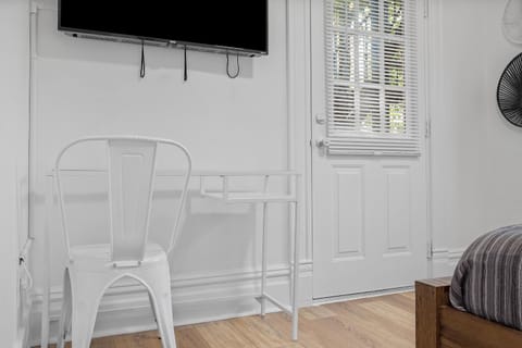 Pittsburgh Shadyside 2E Bright Modern Private Bedroom with Shared Bathroom Vacation rental in Shadyside