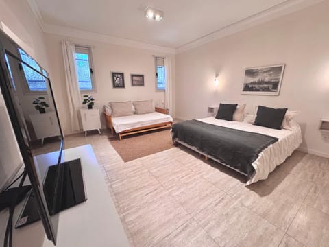 Bed, TV and multimedia, Photo of the whole room, Bedroom