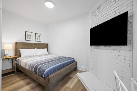 Pittsburgh Shadyside 3B Modern and Cozy Private Bedroom with Shared Bathroom Vacation rental in Shadyside