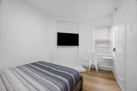 Pittsburgh Shadyside 3B Modern and Cozy Private Bedroom with Shared Bathroom Vacation rental in Shadyside