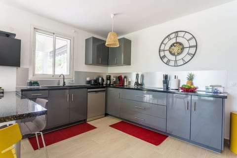 Coffee/tea facilities, Kitchen or kitchenette, Dining area, dishwasher, oven, stove, toaster