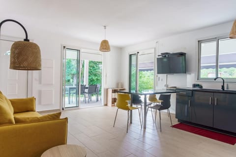 TV and multimedia, Kitchen or kitchenette, Living room, Seating area, Dining area