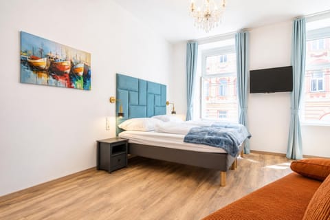 Property building, Bed, TV and multimedia, Bedroom