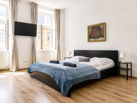 Bed, TV and multimedia, Bedroom, towels