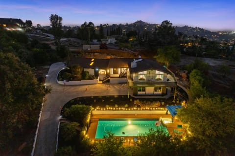 Entire Private Home with 4 Bedrooms 3 Bathrooms, Big Yard, View, , King Bed, 10 Parking, Available Now House in Casa De Oro-Mount