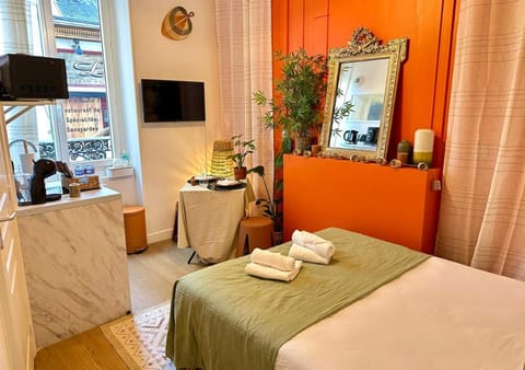 Bed, TV and multimedia, Coffee/tea facilities, Decorative detail, Dining area, microwave