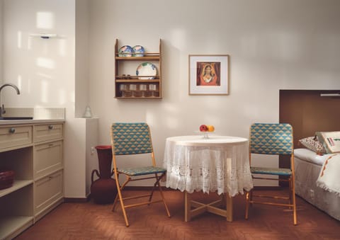 Photo of the whole room, Dining area