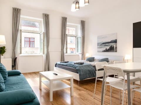 Property building, Bed, TV and multimedia, Seating area, Dining area, Bedroom