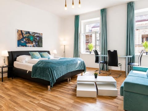 Property building, Bed, TV and multimedia, Seating area, Bedroom