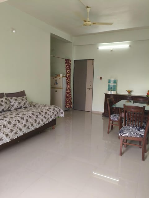 Bed, Living room, Photo of the whole room, Dining area