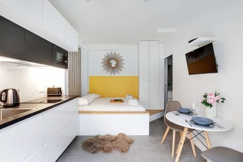 Bed, TV and multimedia, Kitchen or kitchenette