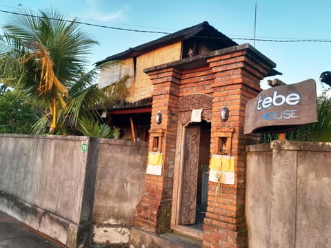 Property building, Facade/entrance, Property logo or sign, Street view