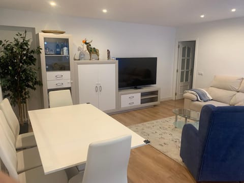 Communal lounge/ TV room, TV and multimedia, Kitchen or kitchenette, Living room, Evening entertainment
