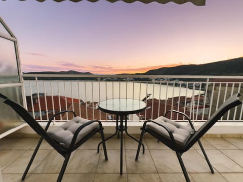 Natural landscape, Balcony/Terrace, Lake view