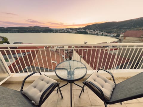 View (from property/room), Balcony/Terrace, Lake view