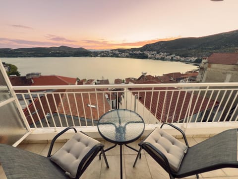 View (from property/room), Balcony/Terrace, Lake view