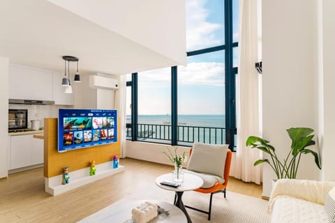 Communal lounge/ TV room, Natural landscape, Living room, Seating area, Evening entertainment, Sea view
