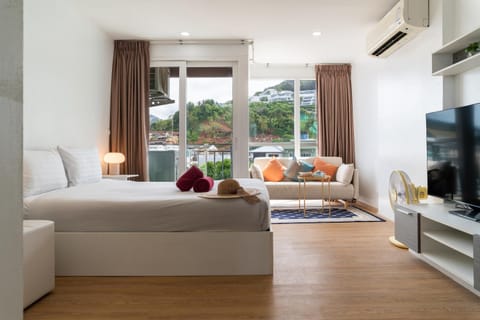 Bed, TV and multimedia, Living room, Photo of the whole room, Seating area, Bedroom, air conditioner