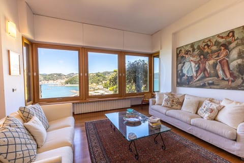 Natural landscape, Living room, Seating area, internet