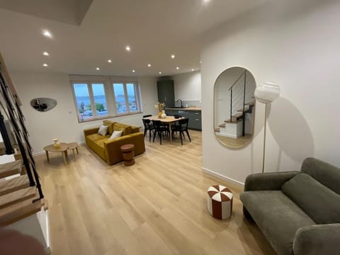 Kitchen or kitchenette, Living room, Seating area, Dining area