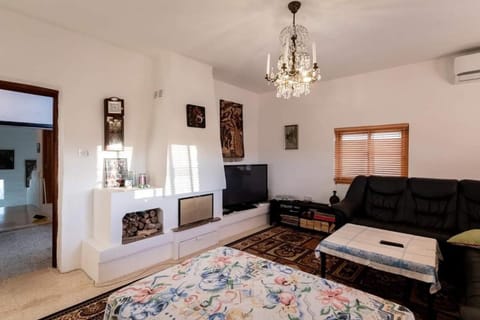 TV and multimedia, Living room, Seating area, Bedroom, internet, air conditioner