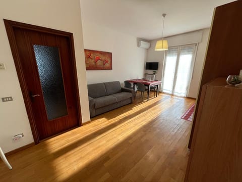 TV and multimedia, Kitchen or kitchenette, Living room, Seating area, heating, air conditioner