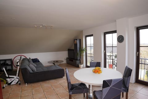 TV and multimedia, Living room, Seating area, Dining area, Evening entertainment