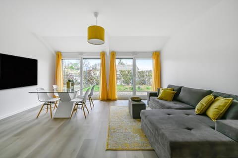 TV and multimedia, Living room, Seating area, Dining area