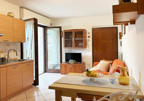 Kitchen or kitchenette, Living room, Seating area, Dining area, stove