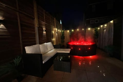 Garden, Hot Tub, Balcony/Terrace, Seating area