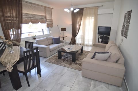 TV and multimedia, Kitchen or kitchenette, Living room, Seating area, Dining area, air conditioner