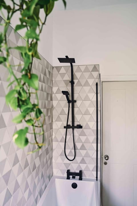 Mid-Century apartment in the heart of Stroud Apartment in Stroud