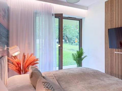 Bed, TV and multimedia, Bedroom