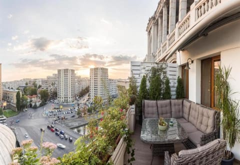 Property building, Neighbourhood, View (from property/room), Balcony/Terrace, City view, Street view, Location, Parking