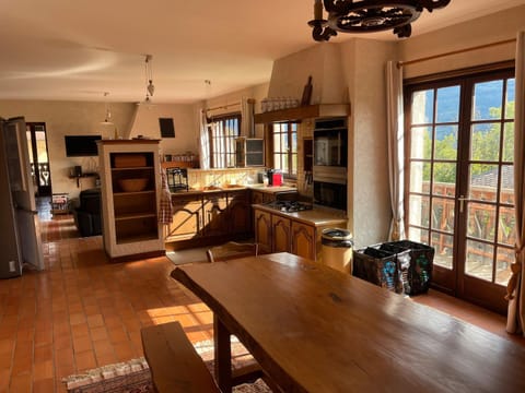 Property building, Kitchen or kitchenette, Living room