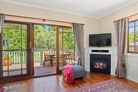 Patio, Communal lounge/ TV room, TV and multimedia, View (from property/room), Balcony/Terrace, Living room, Seating area, Evening entertainment