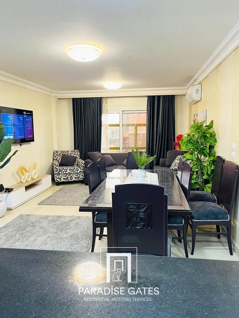 TV and multimedia, Living room, Seating area, Dining area