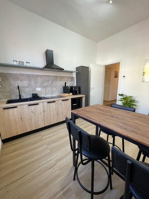 Kitchen or kitchenette, Dining area, stove