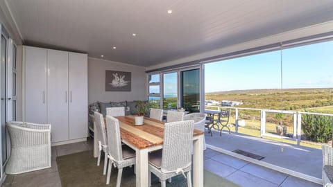 Patio, Day, Natural landscape, BBQ facilities, View (from property/room), Balcony/Terrace, Dining area