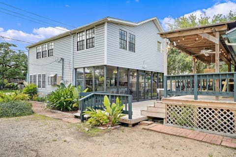 Cozy home close to Kemah Boardwalk with game room House in Kemah