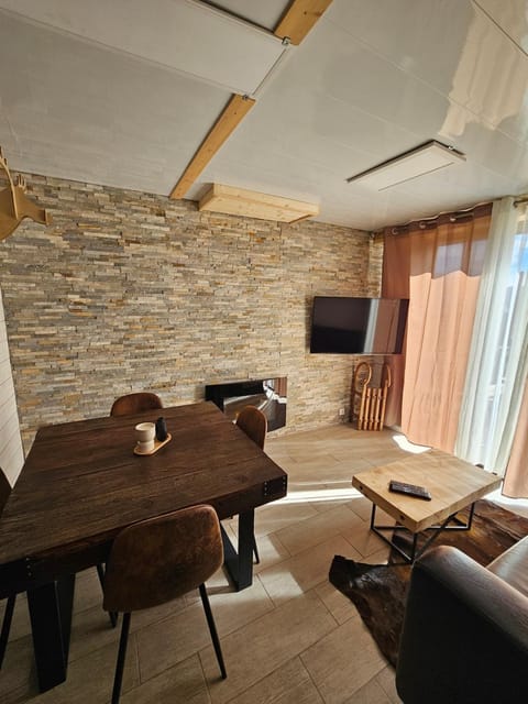 TV and multimedia, Living room, Dining area