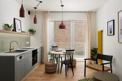 Kitchen or kitchenette, Dining area, stove