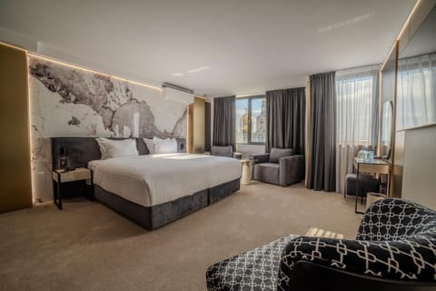 Bed, Day, View (from property/room), Seating area, Bedroom, City view, Landmark view