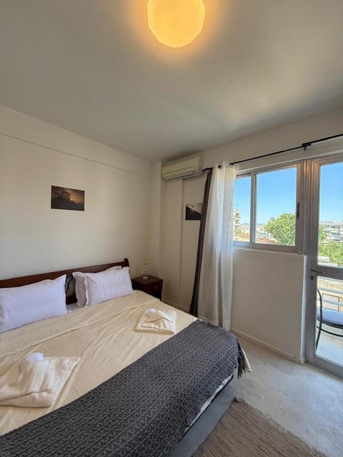 Bed, towels, air conditioner