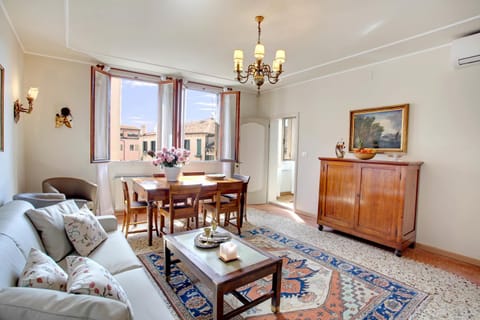 Facade/entrance, Living room, Dining area