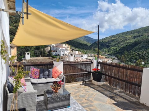 Patio, Day, Natural landscape, View (from property/room), Balcony/Terrace, Seating area, Mountain view, River view