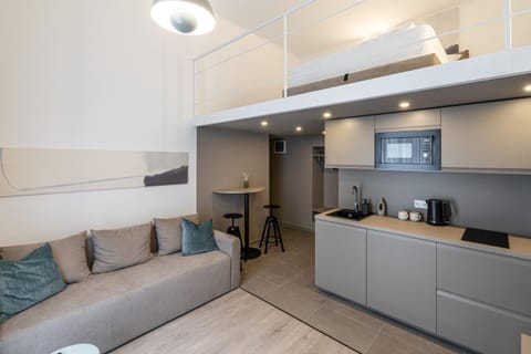 Coffee/tea facilities, Kitchen or kitchenette, Living room, Seating area, Dining area